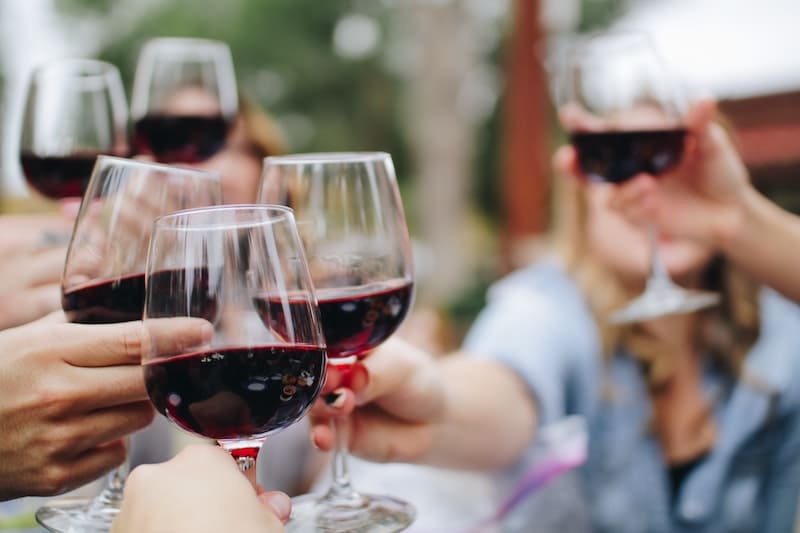 El mito de los beneficios de tomar una copa de vino al día