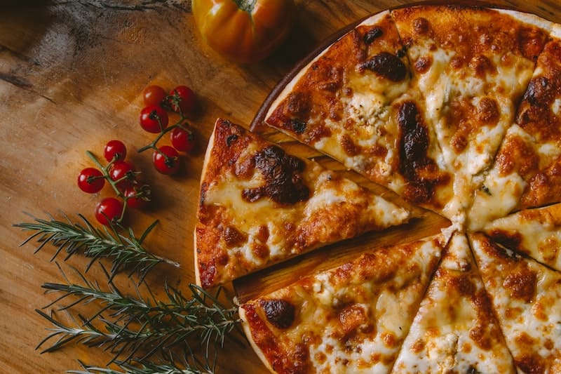 Así es como parten la pizza los italianos ¡Y no es en triángulos!